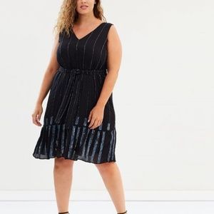 Lost Ink THE WARDROBE DRESS WITH FLAPPE